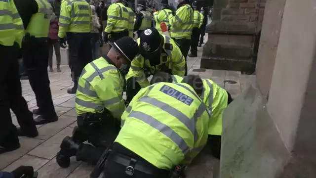 אחד עשר נעצרו בהתנגשויות עם המשטרה כאשר הפגינו נגד הסגר, בירמינגהם, אנגליה, 1...