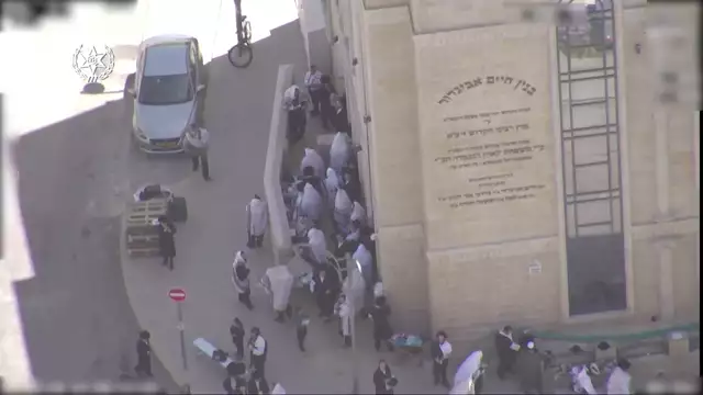 צפו: מסוק משטרתי מאתר מתפללים במאה שערים