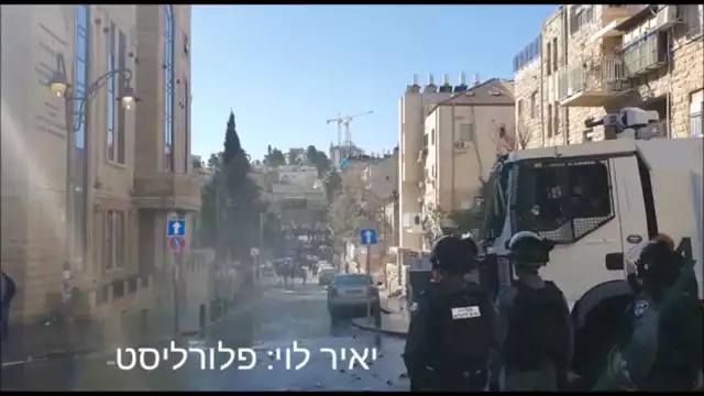 מכת ארבה - שוטרים ציונים פרצו לבית הכנסת סאטמאר בירושלם, בליווי שני משאיות שהתיזו נוזל סרחון בואש...