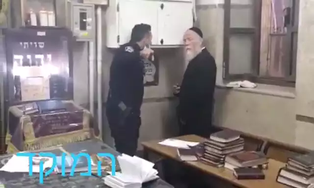 Israeli police brutality in synagogue Jerusalem, מנסה להוציא את הרב יוסלה גוטפרב מזכרון משה
