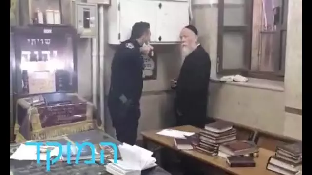 Israeli police brutality in synagogue Jerusalem, מנסה להוציא את הרב יוסלה גוטפרב מזכרון משה