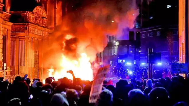 Bristol 'Kill the bill' protest turns violent as police officers injured