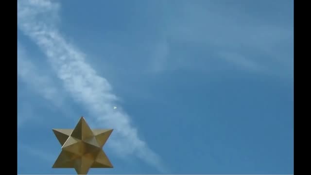 Rothschild UFO falling down the Skies to a Beacon Antenna next to a Rothschild Castle in France