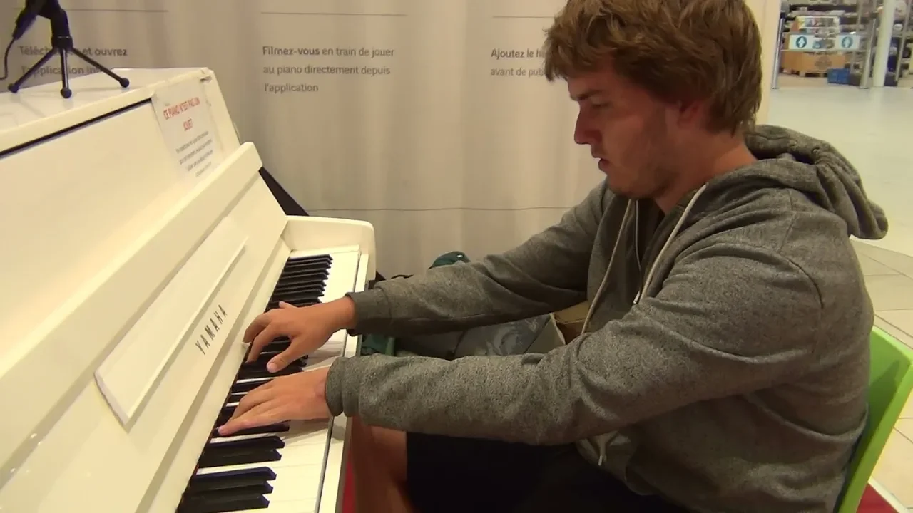 Kylean Hross joue Improvisations Les Passeurs de Pianos sur Vinci Autoroutes l'été 2019