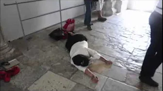 נוצרים בטקס אלילי של 'דיבור בלשונות' בחדר הסעודה האחרונה (מעל קבר דוד) ולמרות החוק הישראלי האוסר זאת