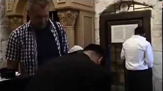 מניחים תפילין לילד שאימא שלו יהודייה בקבר דוד המלך - בהסכמת האב הלא יהודי (שמתרגש מאוד)
