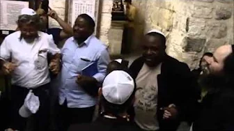 כומר גילה שהוא יהודי בקבר דוד המלך והניח תפילין ורקד עם הרב עם בגדי הכמורה שלו