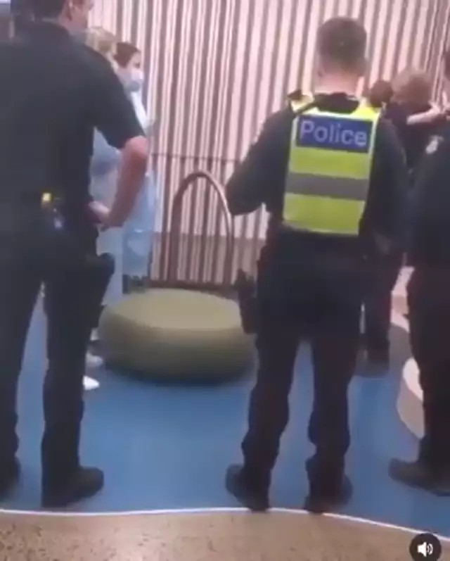 In Australien werden Kinder im Beisein der Polizei geimpft und wie das geht sieht man hier