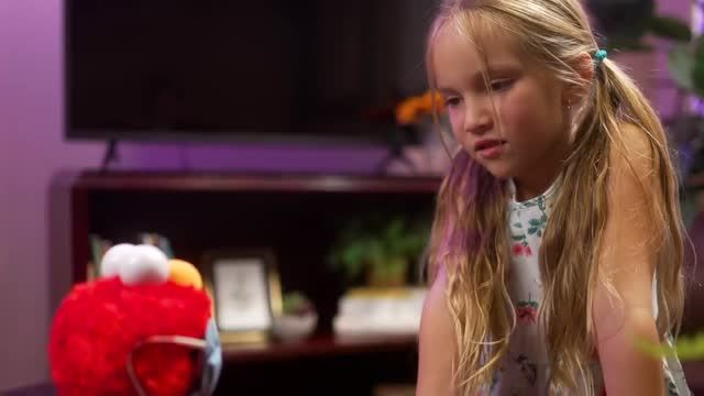 Playskool Unveils Vaccinate Me Elmo Doll (10 nov. 2021)