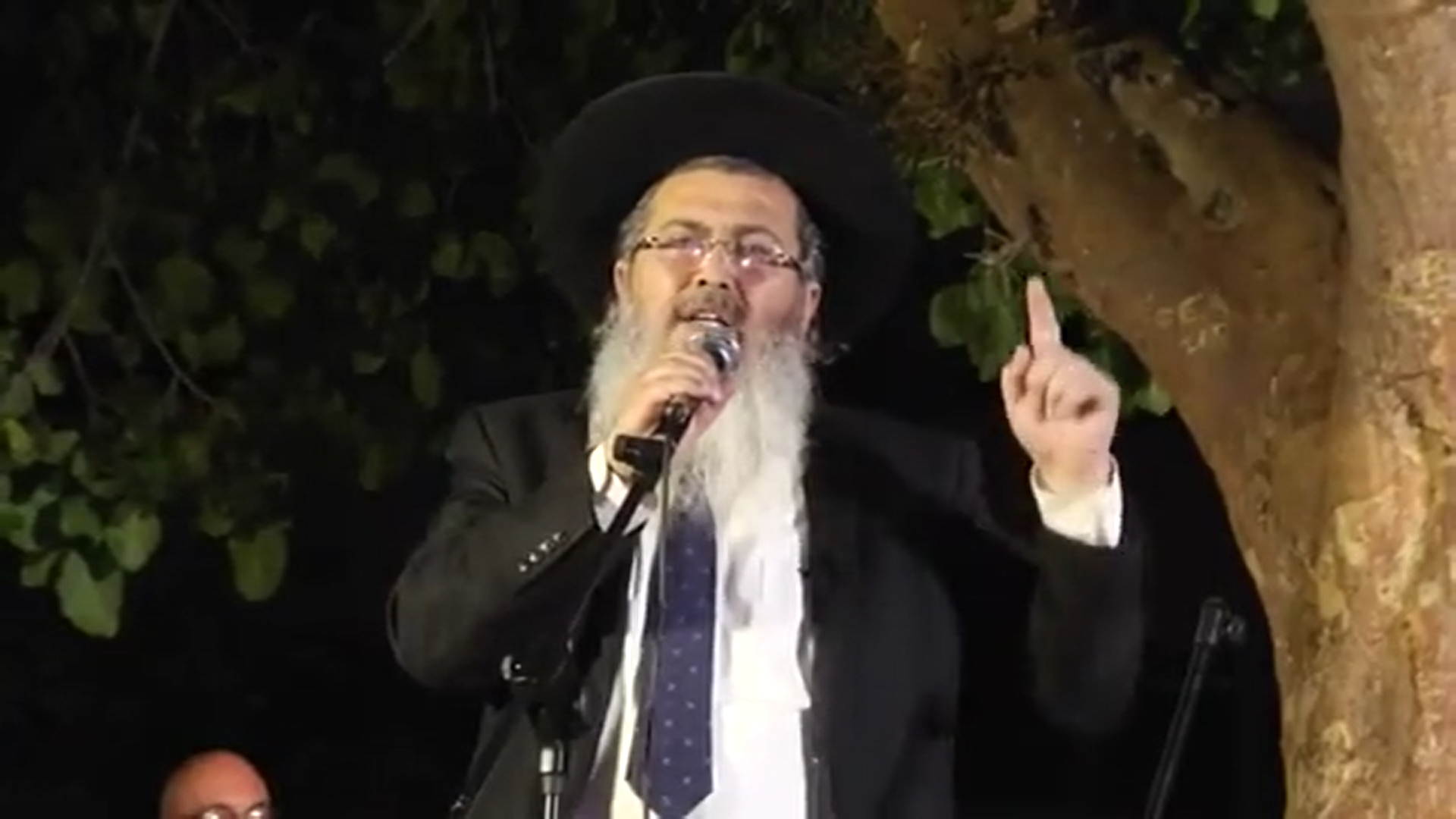 הרב דניאל עשור בהפגנה בכיכר הבימה 27.11.21