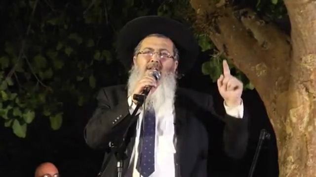 הרב דניאל עשור בהפגנה בכיכר הבימה 27.11.21