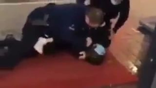 Polizisten sitzen auf 14 jährigen Mädchen und schlagen sie