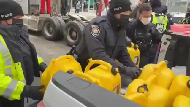 שוטרי אטווה גונבים דלק שנתרם לנהגים ומשפחותיהם על מנת להשאיר את הרכבים חמים