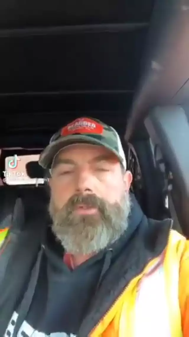 Emotionaler Moment eines Truckers