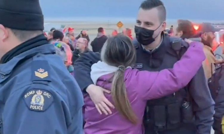 Kanadische Polizisten ehren, begrüssen und umarmen Trucker, die Grenze blockiert haben