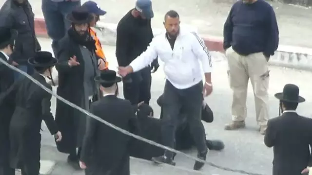 יהודים ממחים נגד הריסת קברי אבותיהם מול ציונים רצחניים