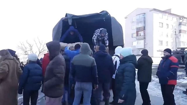 Lieferung humanitäre Hilfsgüter von russischem Militärpersonal in die Stadt Balakleya