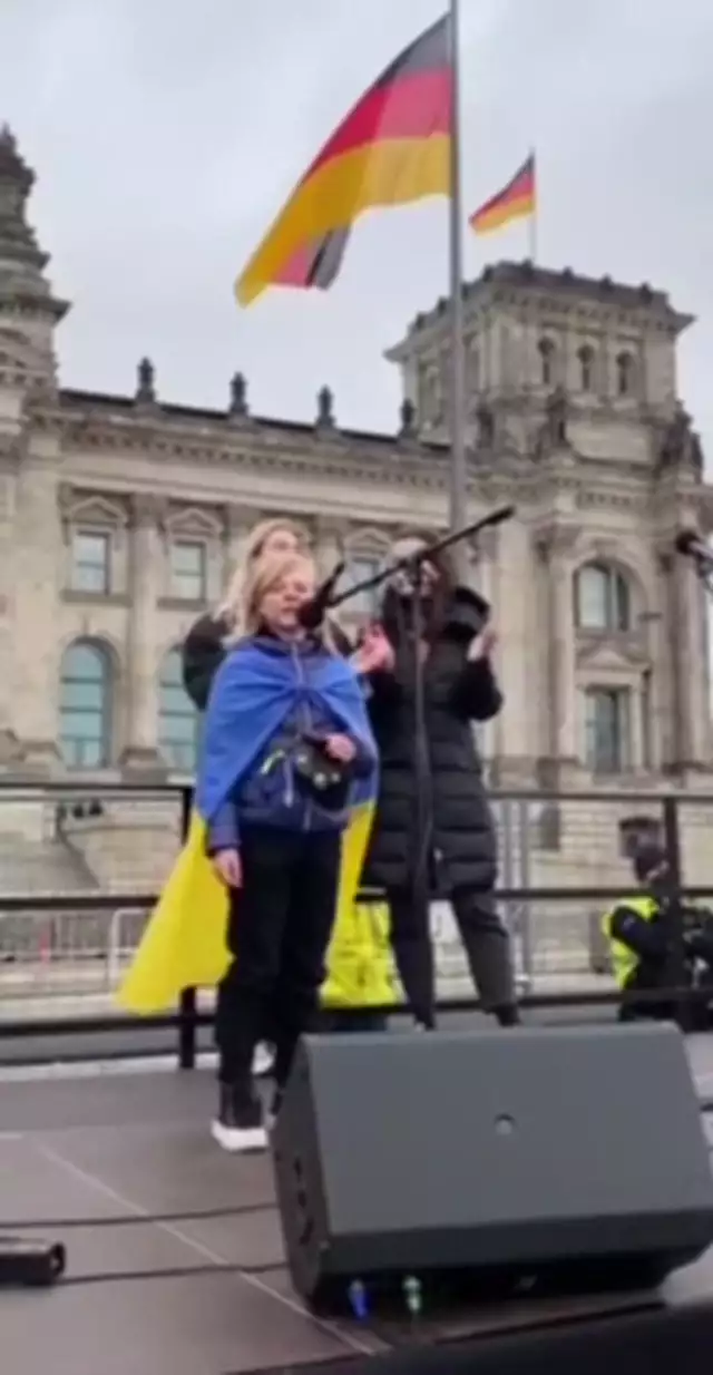 Nazi-Liedgut vor dem Reichstag