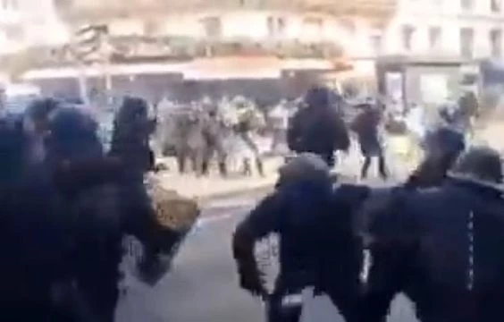 PoliZei prügelt hemmungslos auf Demonstranten ein!