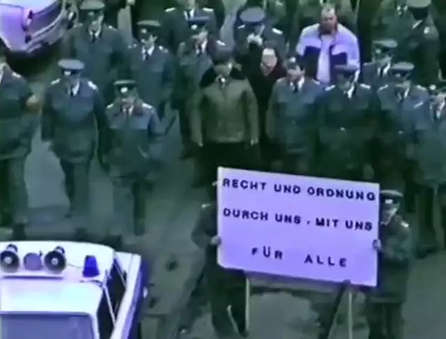 Als die Polizei mit dem Volk gegen die Regierung demonstrierte