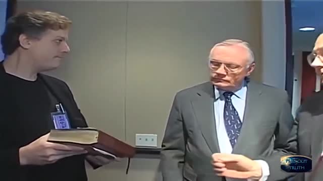 האם ניל ארמסטרונג מוכן להשבע בספר התנך שהוא אכן צעד על הירח