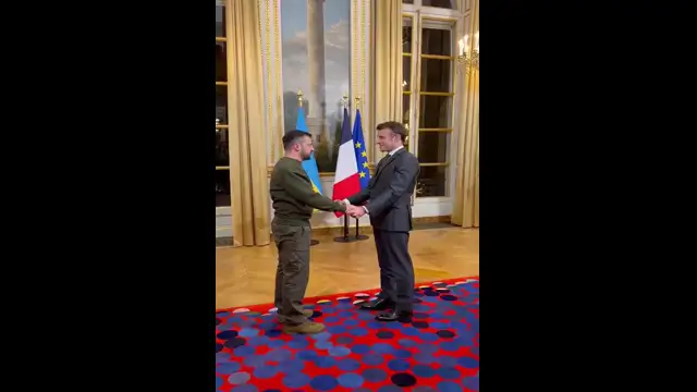 Macron verleiht Selenskyj den Orden der Ehrenlegion. Wofür?