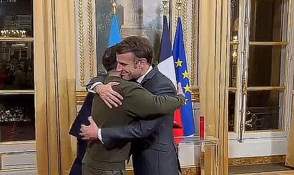 Macron verleiht Selenskyj den Orden der Ehrenlegion. Wofür?