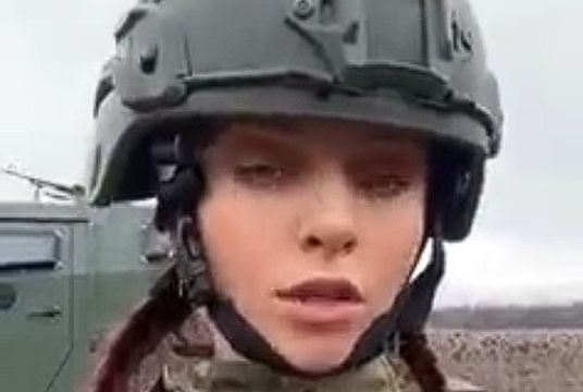 Wie heisse Damen für den Krieg in der Ukraine werben