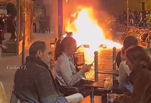 März 2023: Wie man in Frankreich am romantischen Feuer den Abend geniesst