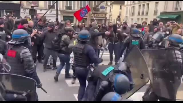 Massive Polizei Gewalt bei Protesten in Frankreich (2)