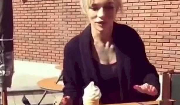 Lehrvideo: Wie man als  Dame ordentlich Eis isst