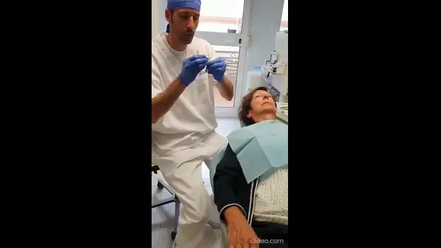 רופא שיניים מוציא גרפין מזריקות