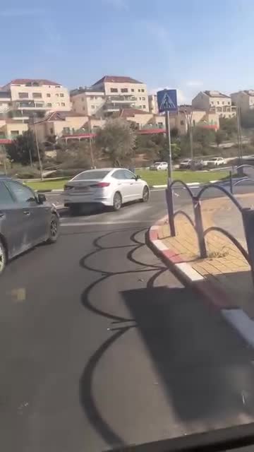אצלנו בשקט בשקט בין לבין מתקינים את עמודי המוות הּרוצחים השקטים