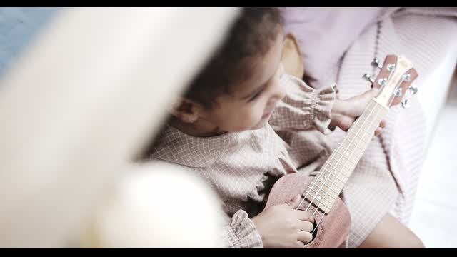 הופעה ראשונה של סימה על הגיטרה