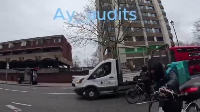 🇬🇧 לונדון: בחור החליט לשרוף את ספר הקוראן מול השגרירות הטורקית