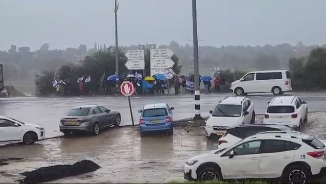 בגשם שוטף עשרות ישראלים ממתינים לארונות ארבעת החללים