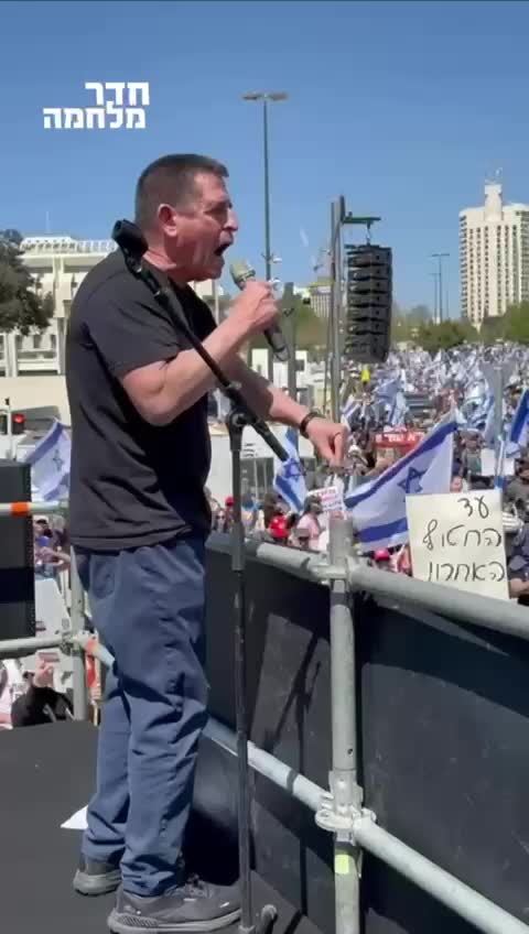 ח״כ יואב סגלוביץ׳ בהפגנה מול משרד ראש הממשלה: