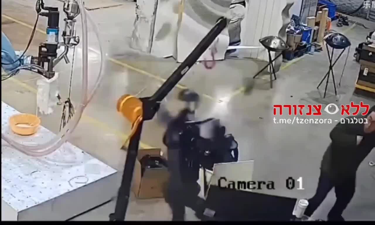 רובוט בסין מאבד שליטה על המפעילים שלו במהלך בדיקה.