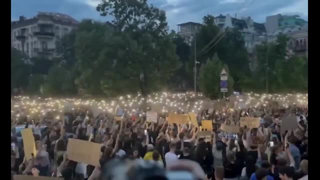 Huge protests erupt in Kyiv against Ukrainian President Zelensky