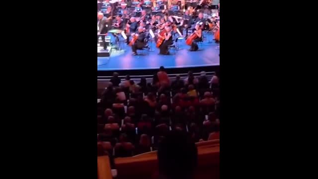 מפגינה פרו- פלסטינית התיזה צבע אדום על דוד דאור בהופעתו בוורשה