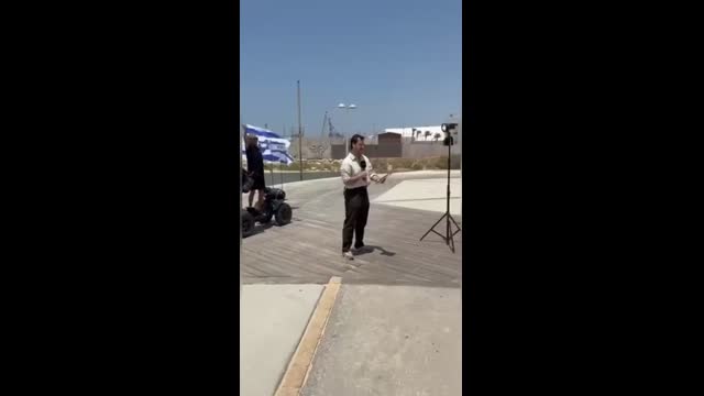 ישראלים מאחורי שדר המדווח על המשט לעזה