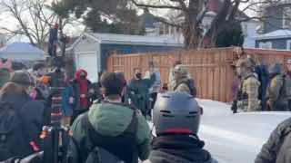 אנשים יצאו לרחובות כדי להפגין על ההרג של רנה ניקול גוד שנורתה ונרצחה על ידי שוטרים